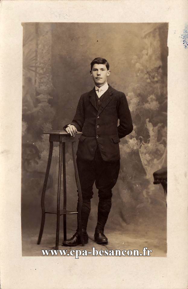 BESANÇON - Portrait de jeune homme
